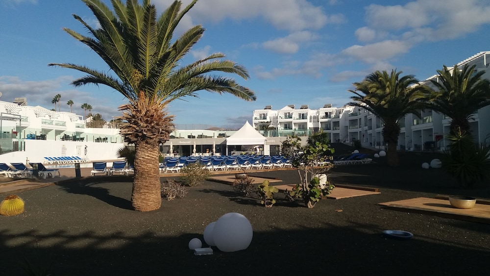 Hotel Plaza Palmeras — Hotel building in Puerto del Carmen, Canary Islands