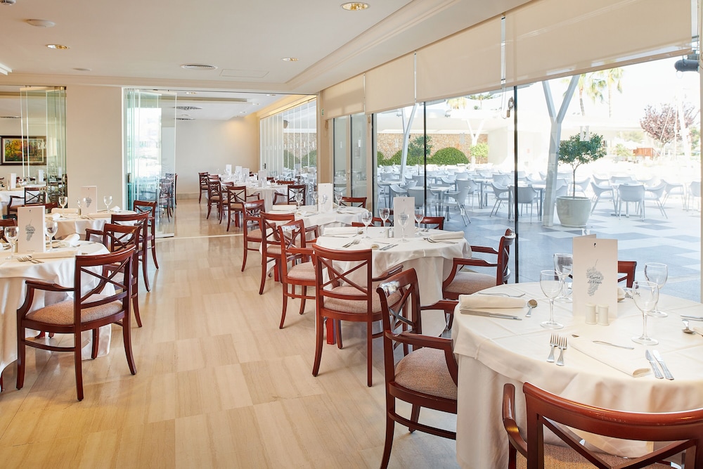 Hipotels Coma Gran Aparthotel — Restaurant & bars in Sa Coma, Balearic Islands