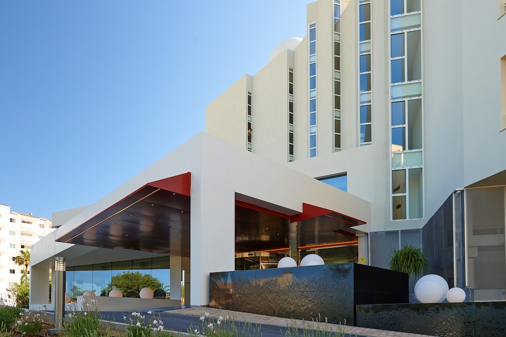 Hipotels Coma Gran Aparthotel — Hotel building in Sa Coma, Balearic Islands