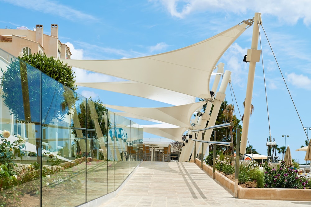Hipotels Coma Gran Aparthotel — Restaurant & bars in Sa Coma, Balearic Islands