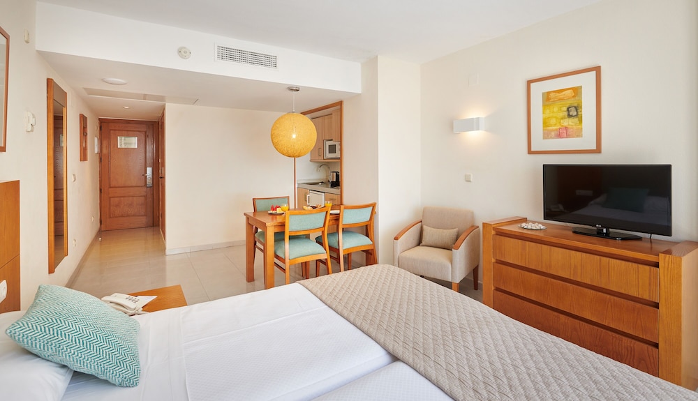 Hipotels Coma Gran Aparthotel — Hotel rooms in Sa Coma, Balearic Islands
