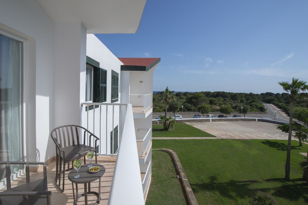 Pierre & Vacances Menorca Cala Blanes — Hotel building in Cala'n Blanes, Balearic Islands