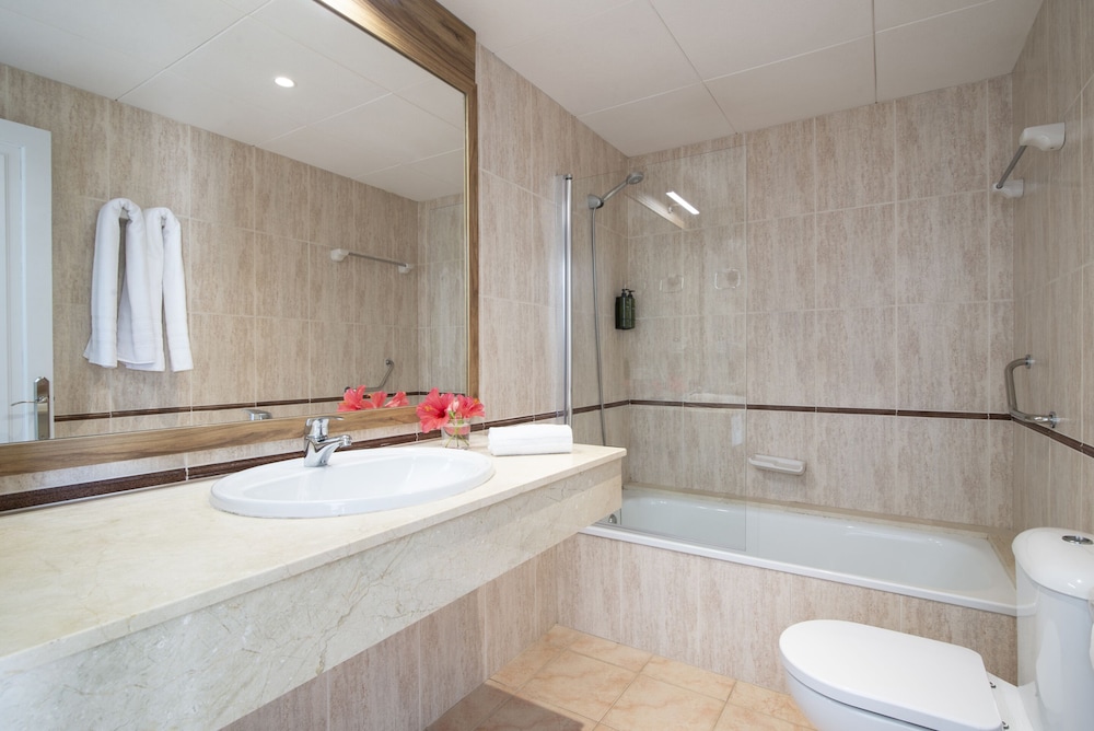 Pierre & Vacances Menorca Cala Blanes — Hotel rooms in Cala'n Blanes, Balearic Islands