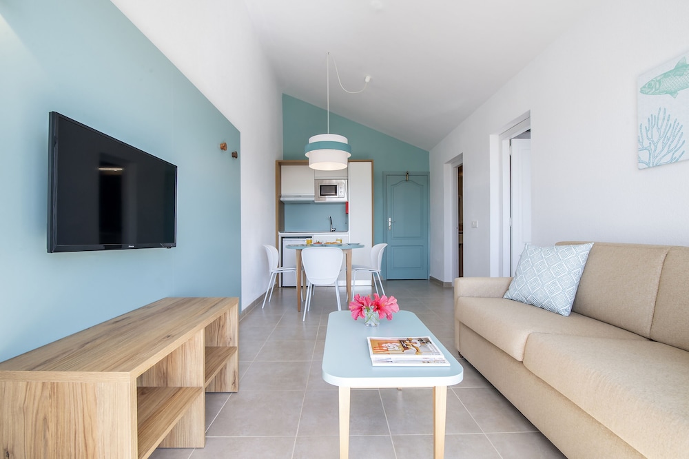 Pierre & Vacances Menorca Cala Blanes — Hotel rooms in Cala'n Blanes, Balearic Islands
