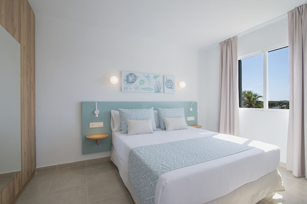 Pierre & Vacances Menorca Cala Blanes — Hotel rooms in Cala'n Blanes, Balearic Islands