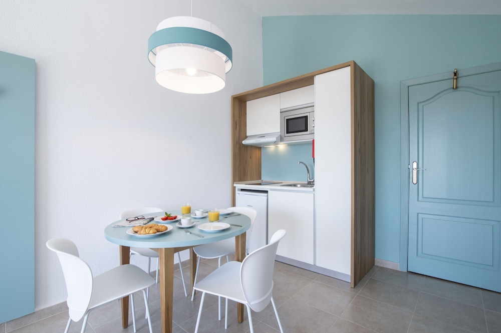 Pierre & Vacances Menorca Cala Blanes — Hotel rooms in Cala'n Blanes, Balearic Islands