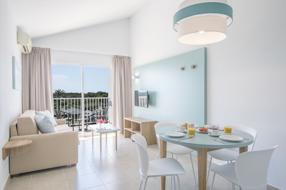 Pierre & Vacances Menorca Cala Blanes — Hotel rooms in Cala'n Blanes, Balearic Islands