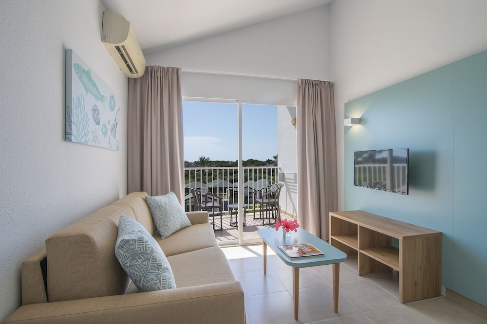 Pierre & Vacances Menorca Cala Blanes — Hotel rooms in Cala'n Blanes, Balearic Islands