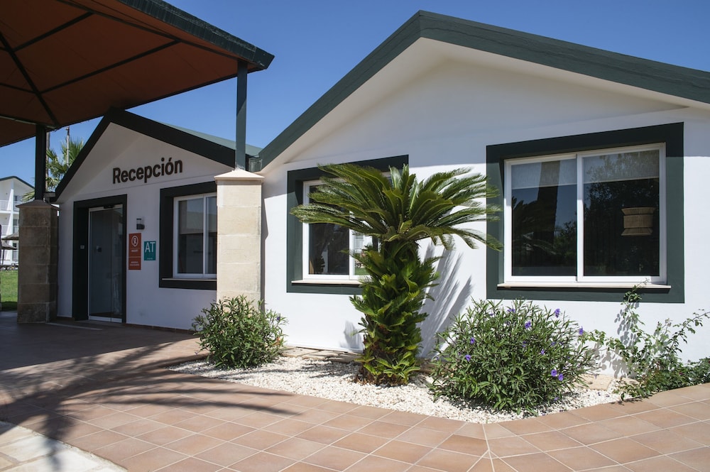 Pierre & Vacances Menorca Cala Blanes — Hotel building in Cala'n Blanes, Balearic Islands