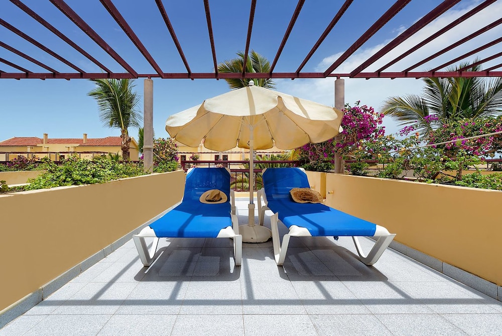 Bungalows Maspalomas Oasis Club — Hotel building in Maspalomas, Canary Islands