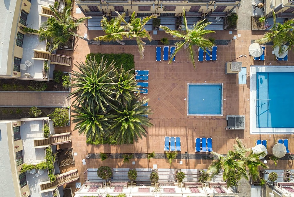 Bungalows Maspalomas Oasis Club — Hotel building in Maspalomas, Canary Islands