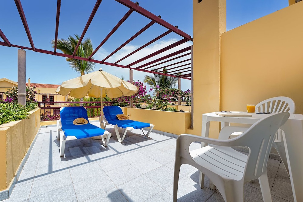 Bungalows Maspalomas Oasis Club — Hotel building in Maspalomas, Canary Islands