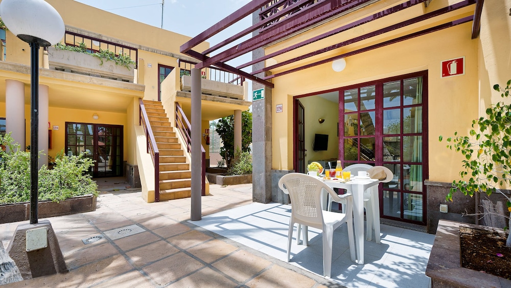 Bungalows Maspalomas Oasis Club — Hotel building in Maspalomas, Canary Islands