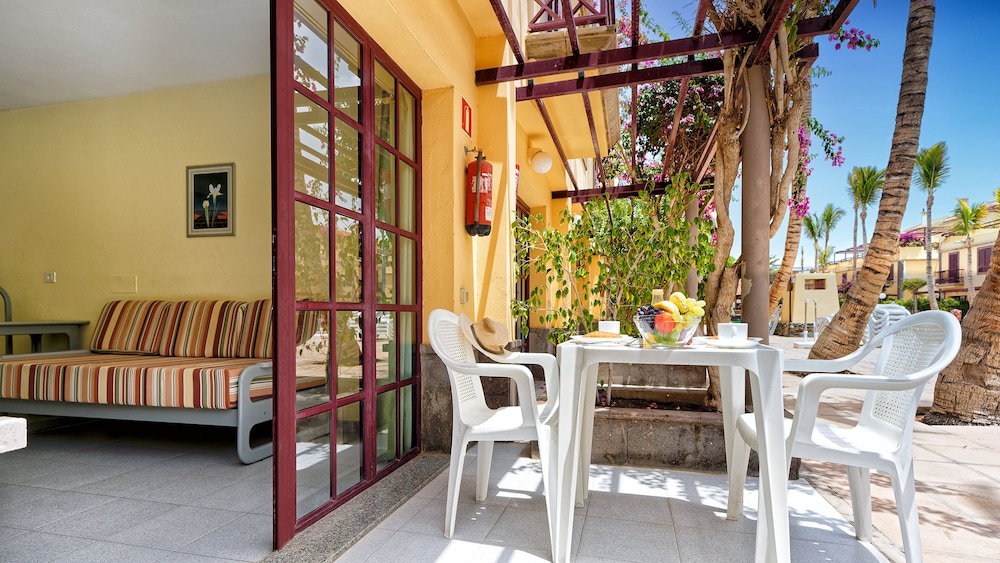 Bungalows Maspalomas Oasis Club — Hotel building in Maspalomas, Canary Islands
