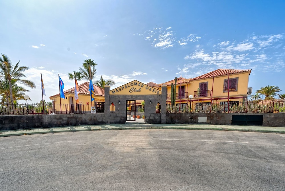 Bungalows Maspalomas Oasis Club — Hotel building in Maspalomas, Canary Islands