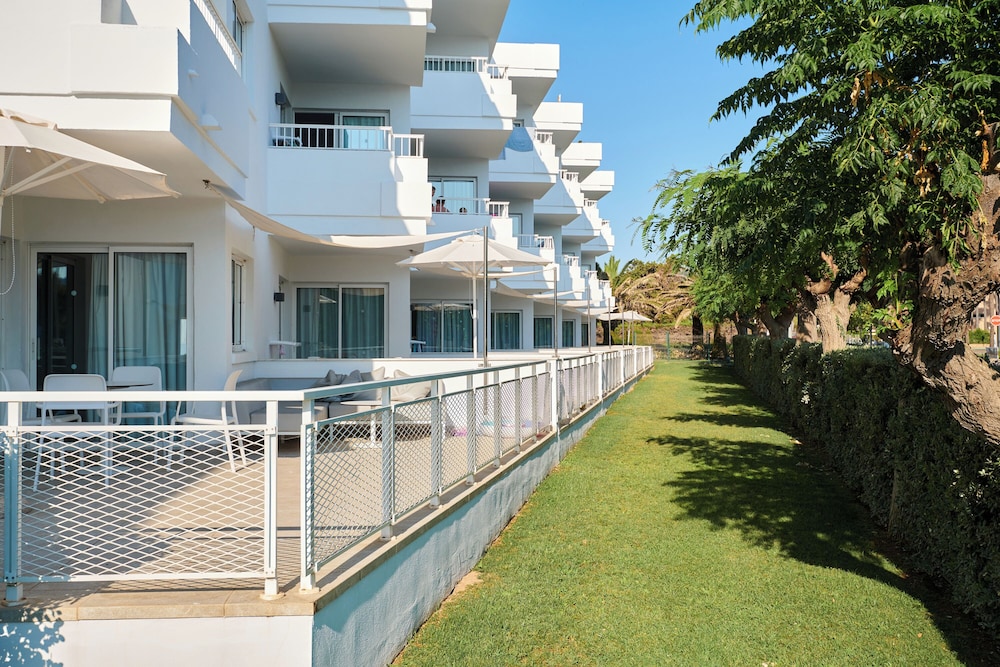 Hipotels Apartamentos Cala Bona — Hotel building in Cala Bona, Balearic Islands