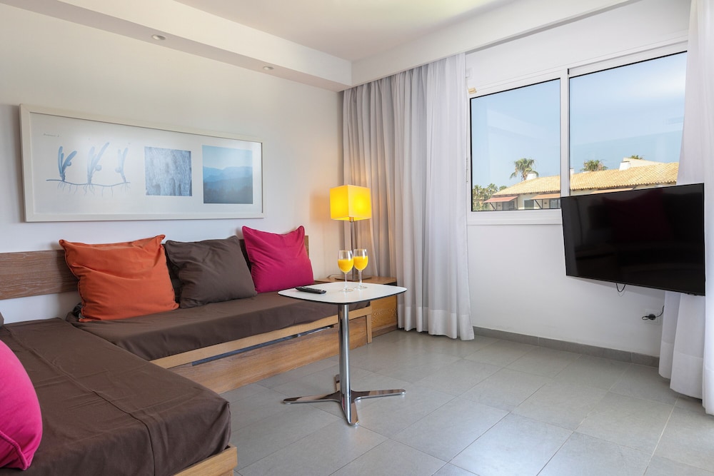 Hipotels Apartamentos Cala Bona — Hotel rooms in Cala Bona, Balearic Islands