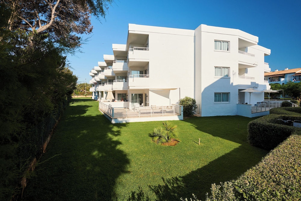 Hipotels Apartamentos Cala Bona — Hotel building in Cala Bona, Balearic Islands