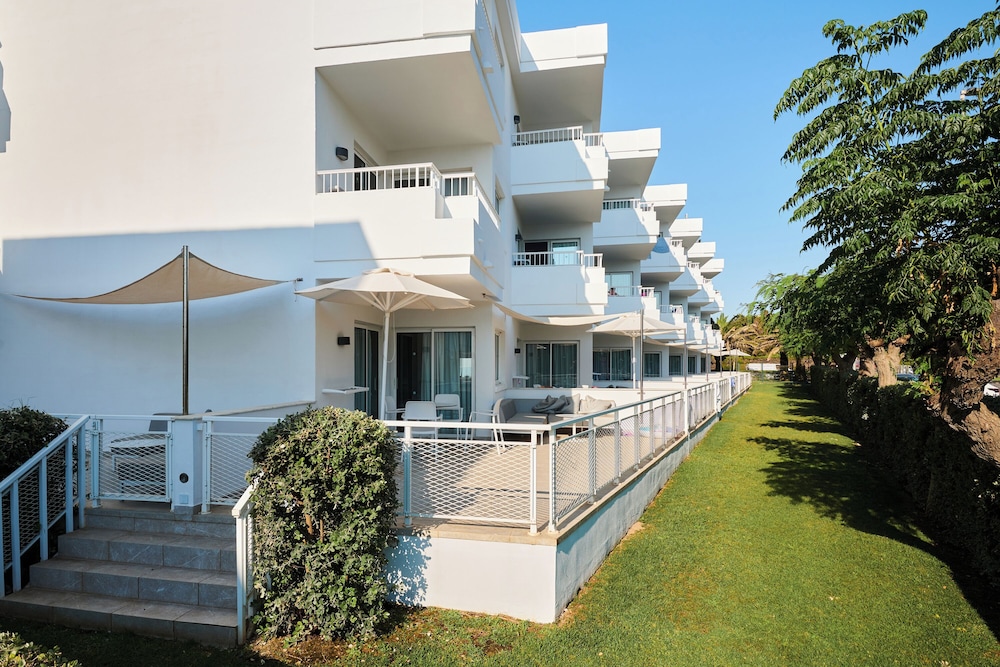 Hipotels Apartamentos Cala Bona — Hotel building in Cala Bona, Balearic Islands