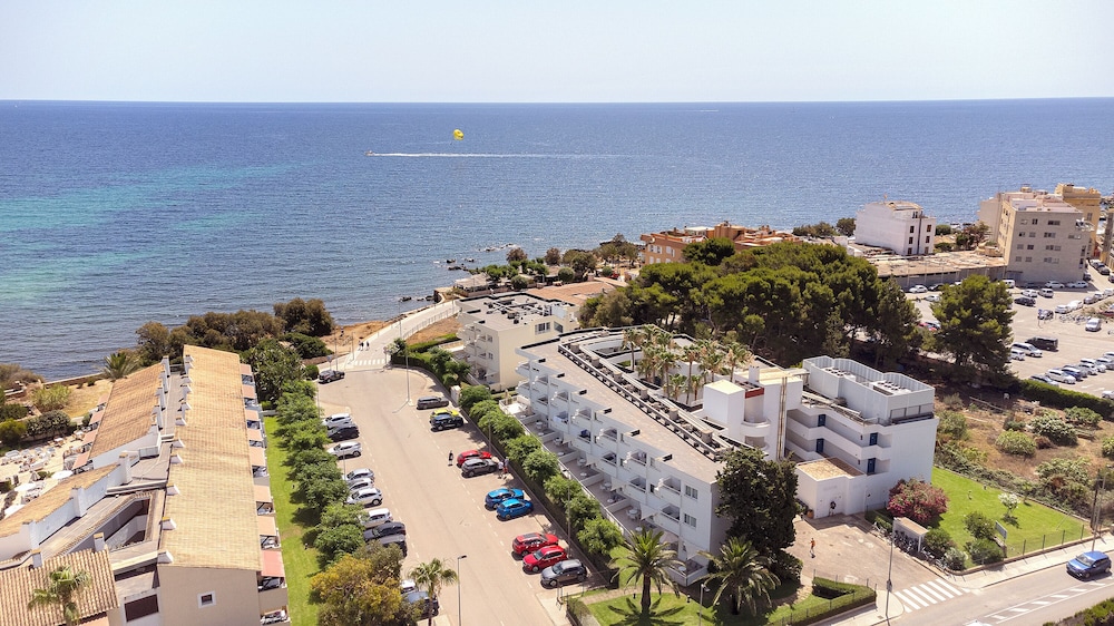 Hipotels Apartamentos Cala Bona — Hotel building in Cala Bona, Balearic Islands