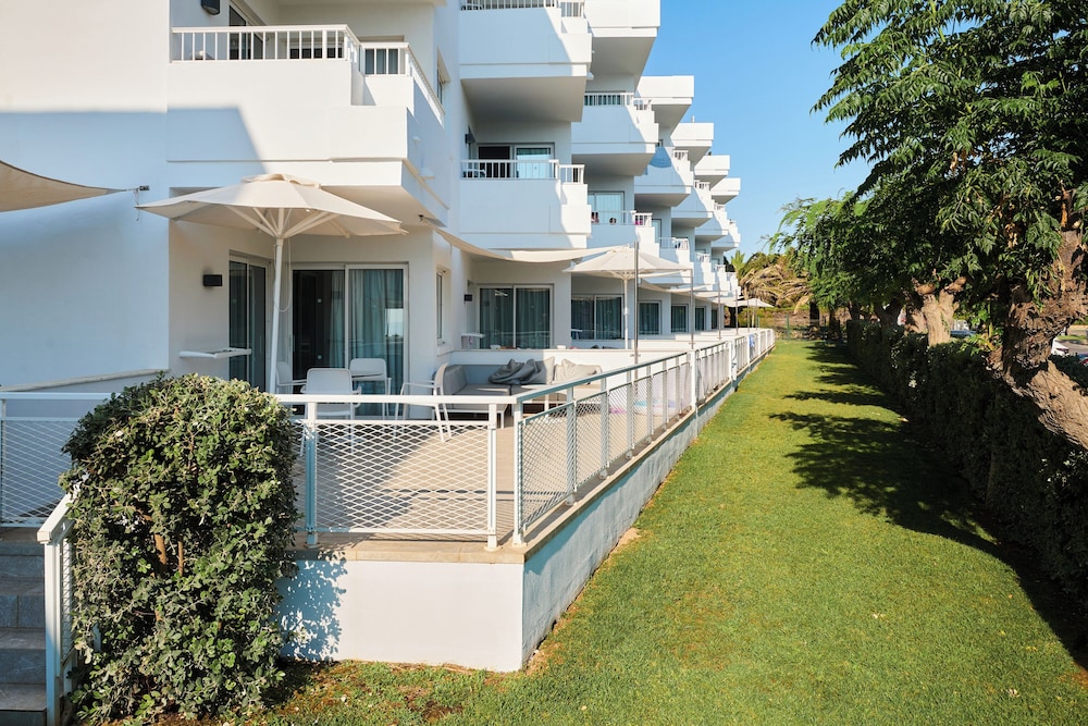 Hipotels Apartamentos Cala Bona — Hotel building in Cala Bona, Balearic Islands