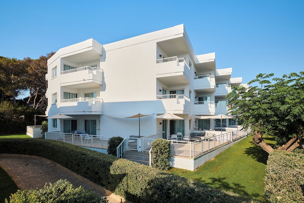 Hipotels Apartamentos Cala Bona — Hotel building in Cala Bona, Balearic Islands