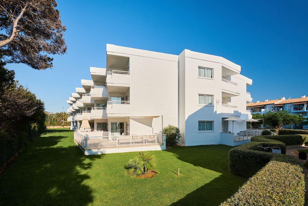 Hipotels Apartamentos Cala Bona — Hotel building in Cala Bona, Balearic Islands