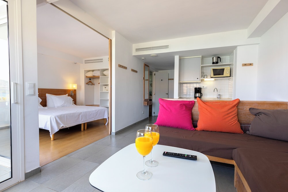 Hipotels Apartamentos Cala Bona — Hotel rooms in Cala Bona, Balearic Islands