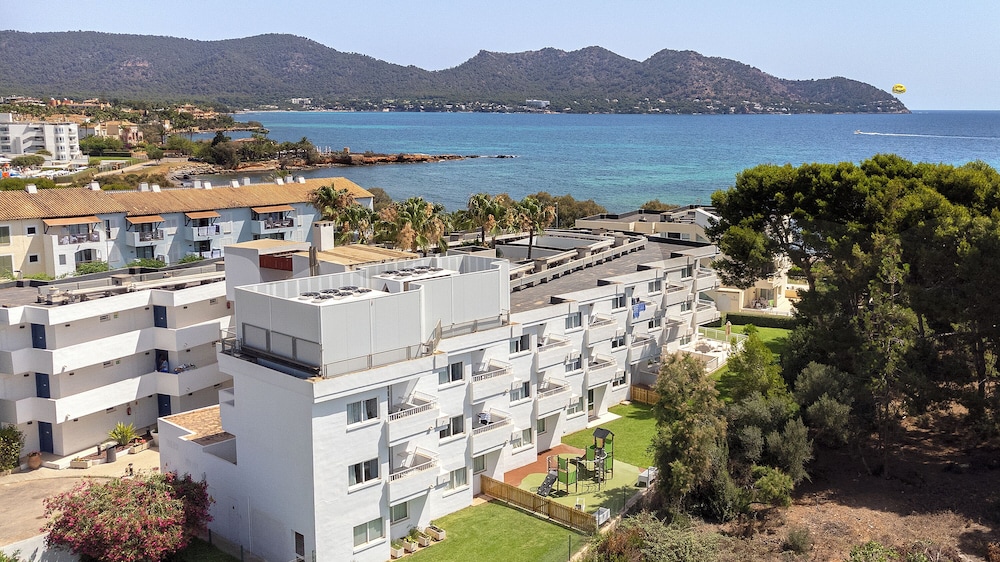Hipotels Apartamentos Cala Bona — Hotel building in Cala Bona, Balearic Islands