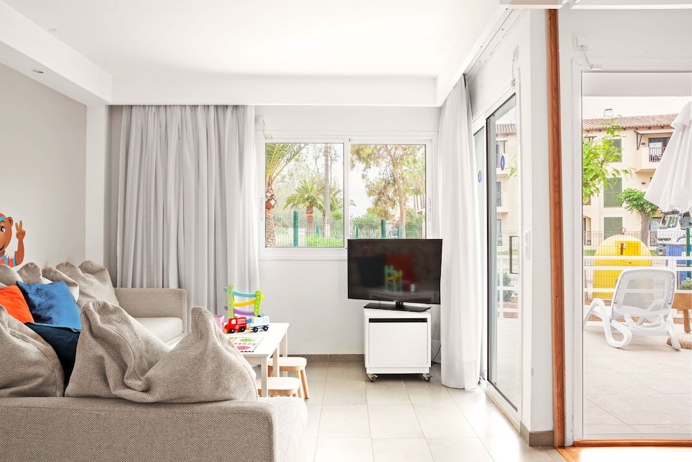 Hipotels Apartamentos Cala Bona — Hotel rooms in Cala Bona, Balearic Islands