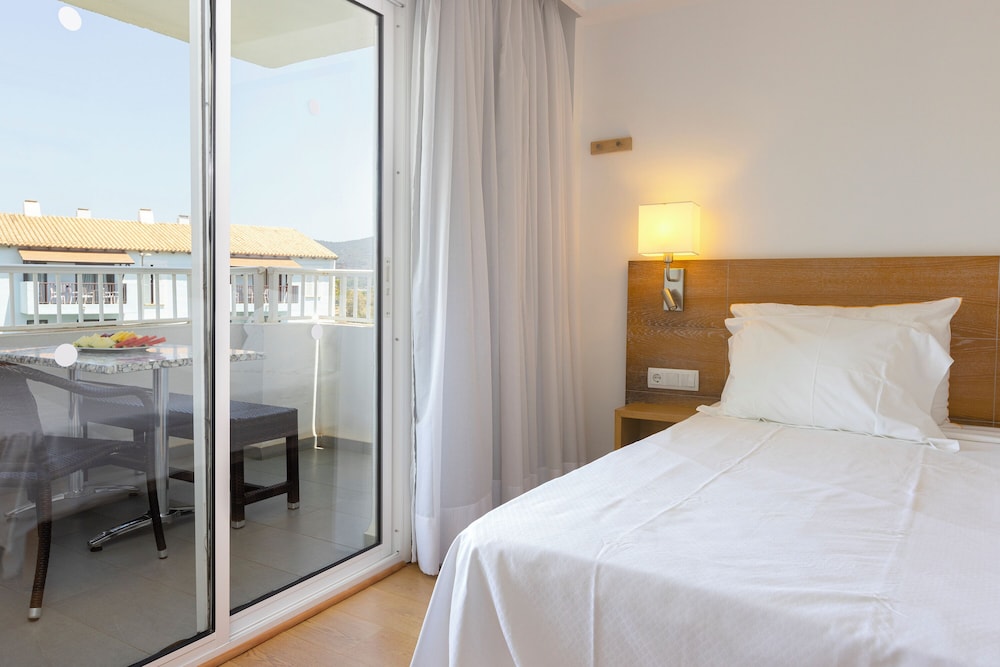 Hipotels Apartamentos Cala Bona — Hotel rooms in Cala Bona, Balearic Islands