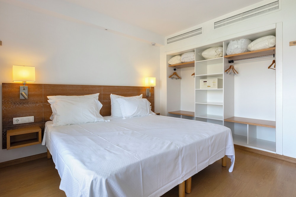 Hipotels Apartamentos Cala Bona — Hotel rooms in Cala Bona, Balearic Islands