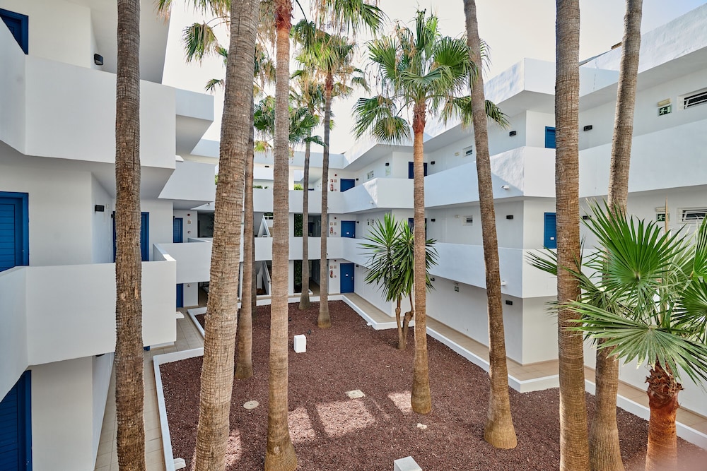 Hipotels Apartamentos Cala Bona — Hotel building in Cala Bona, Balearic Islands