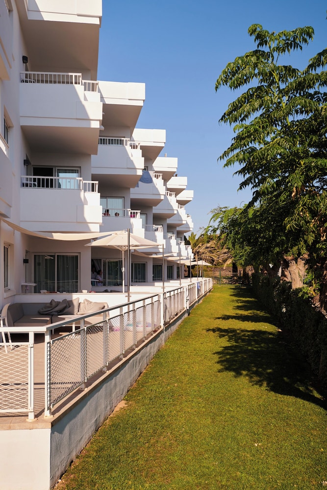 Hipotels Apartamentos Cala Bona — Hotel building in Cala Bona, Balearic Islands