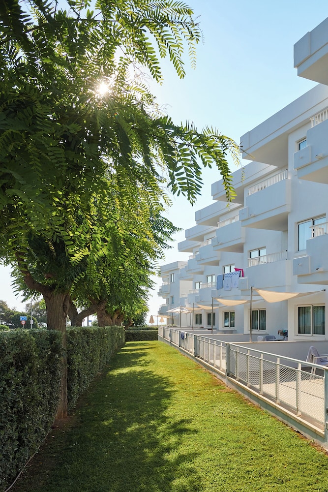 Hipotels Apartamentos Cala Bona — Hotel building in Cala Bona, Balearic Islands