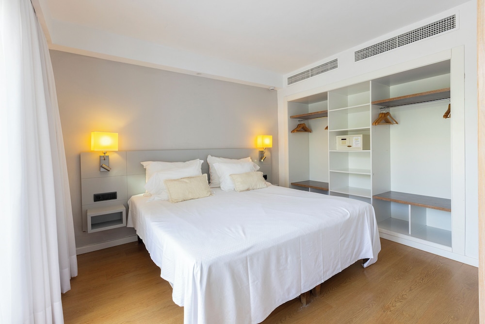 Hipotels Apartamentos Cala Bona — Hotel rooms in Cala Bona, Balearic Islands