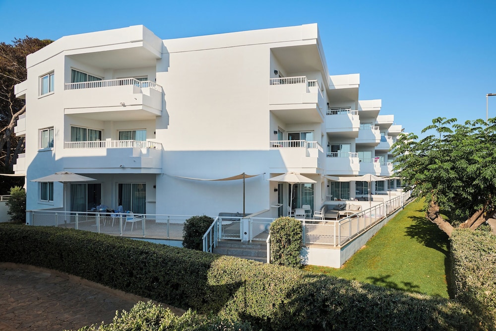 Hipotels Apartamentos Cala Bona — Hotel building in Cala Bona, Balearic Islands