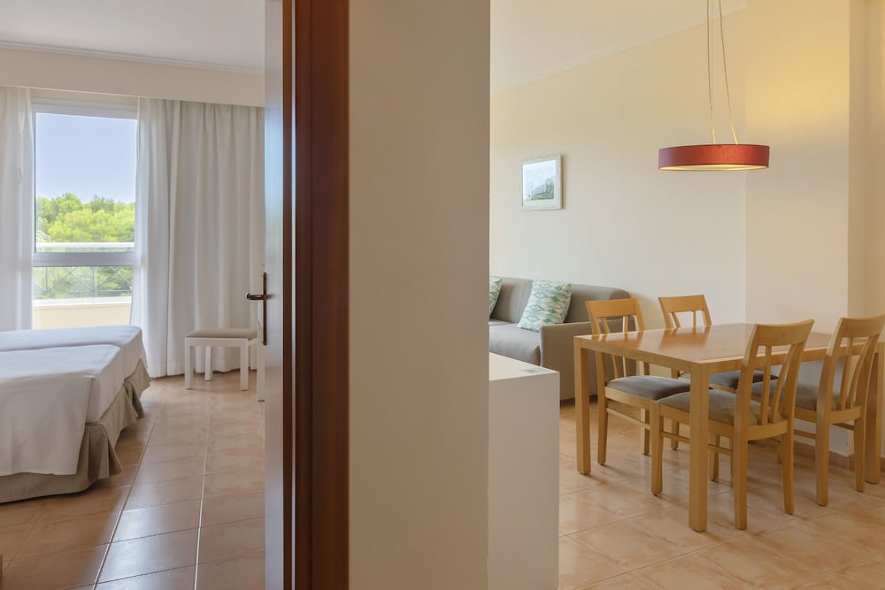 HM Mar Blau Aparthotel — Hotel rooms in Sa Coma, Balearic Islands