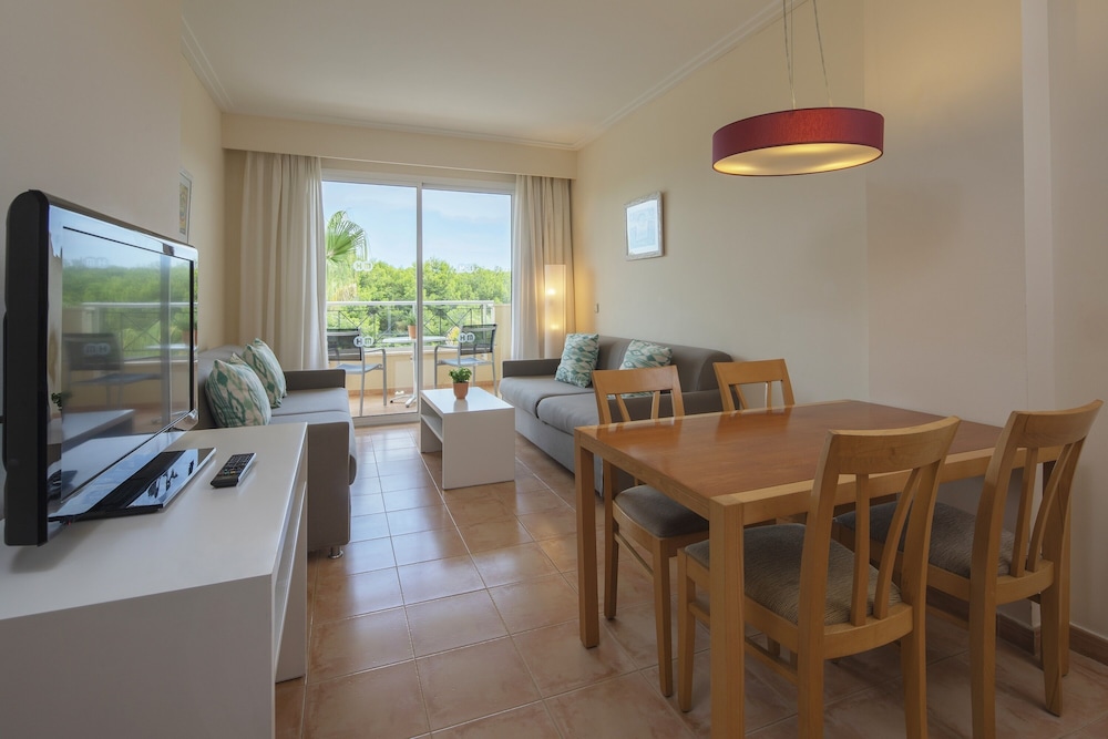 HM Mar Blau Aparthotel — Hotel rooms in Sa Coma, Balearic Islands