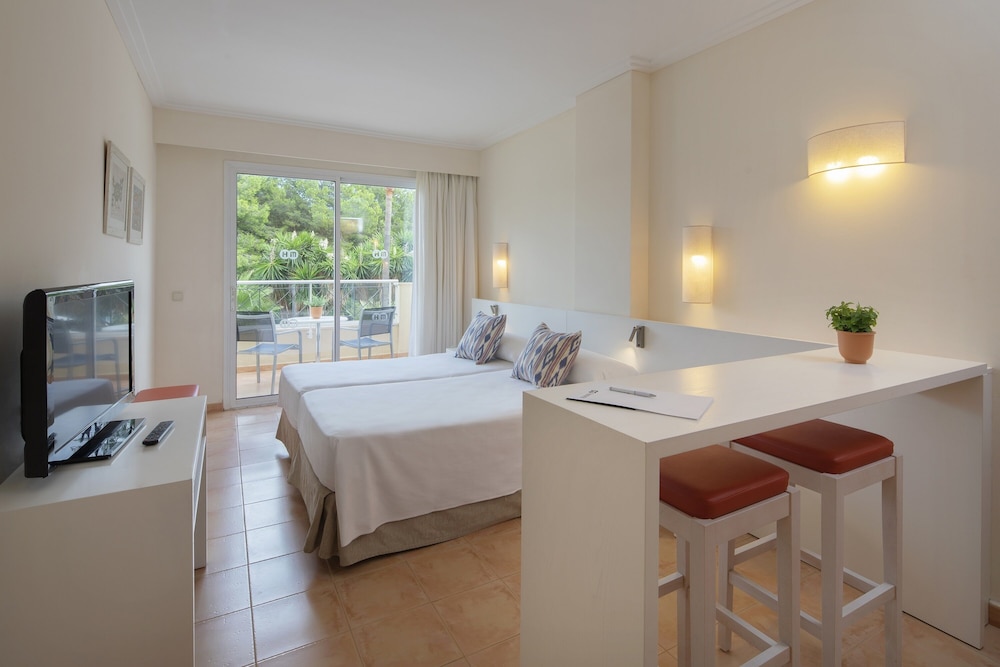 HM Mar Blau Aparthotel — Hotel rooms in Sa Coma, Balearic Islands