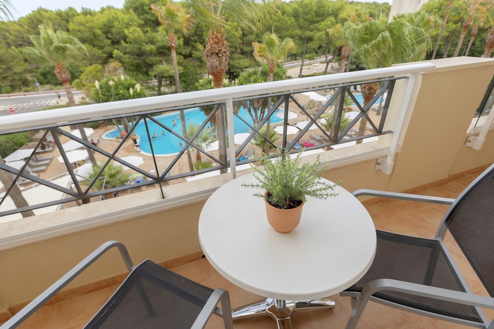 HM Mar Blau Aparthotel — Hotel rooms in Sa Coma, Balearic Islands