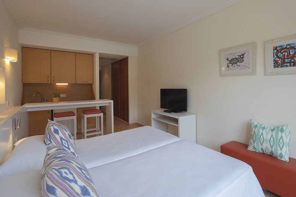 HM Mar Blau Aparthotel — Hotel rooms in Sa Coma, Balearic Islands