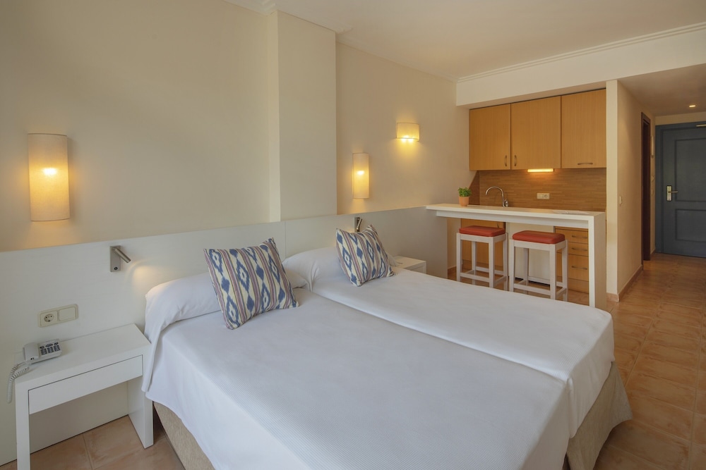 HM Mar Blau Aparthotel — Hotel rooms in Sa Coma, Balearic Islands