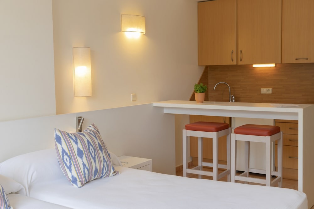 HM Mar Blau Aparthotel — Hotel rooms in Sa Coma, Balearic Islands