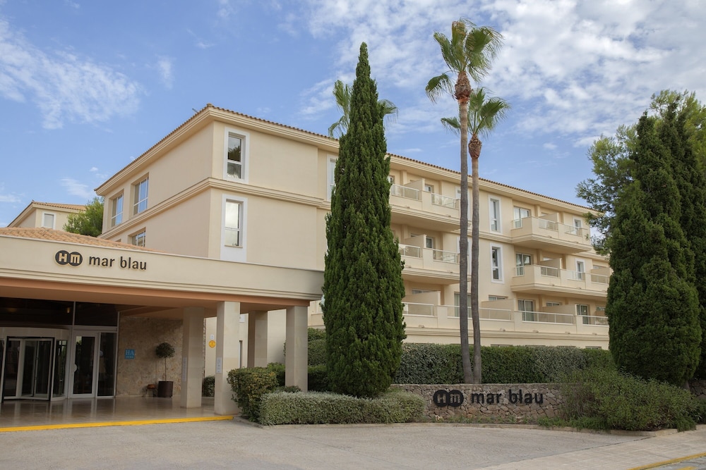 HM Mar Blau Aparthotel — Hotel building in Sa Coma, Balearic Islands