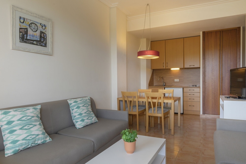 HM Mar Blau Aparthotel — Hotel rooms in Sa Coma, Balearic Islands