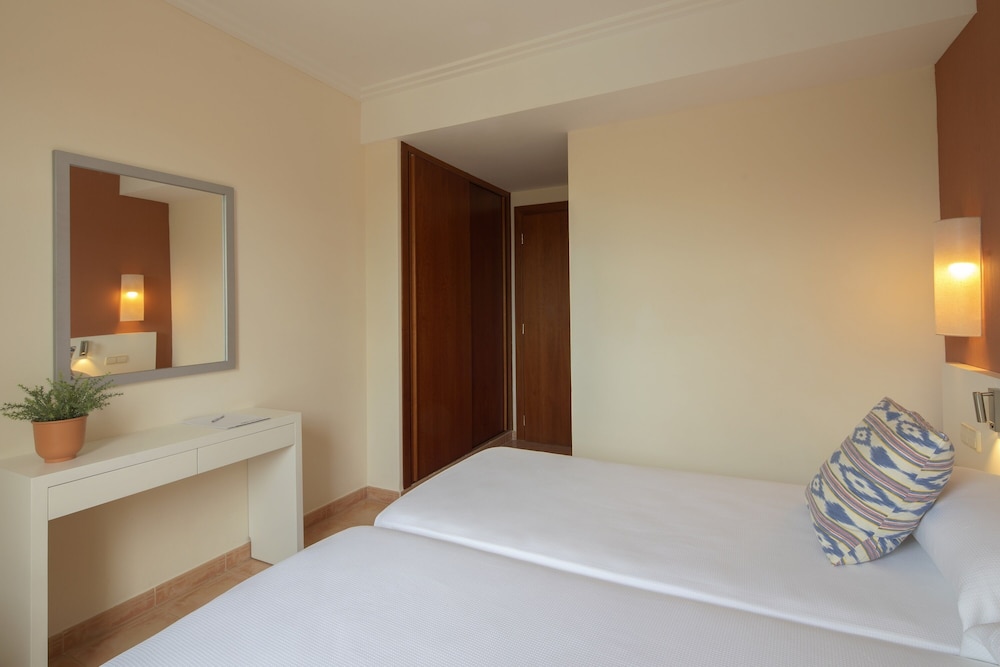 HM Mar Blau Aparthotel — Hotel rooms in Sa Coma, Balearic Islands