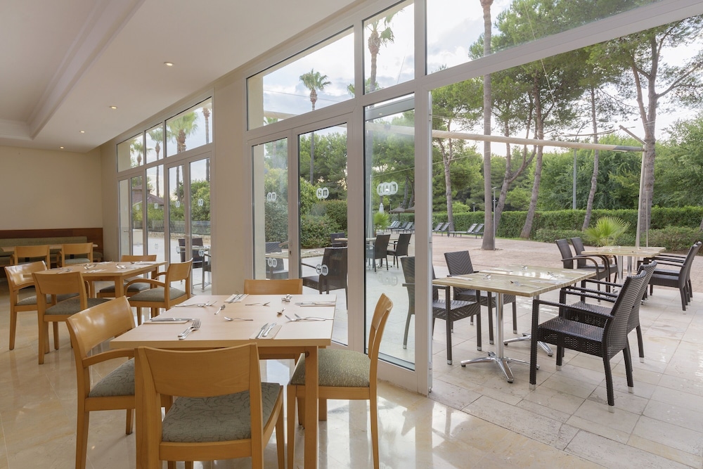 HM Mar Blau Aparthotel — Restaurant & bars in Sa Coma, Balearic Islands