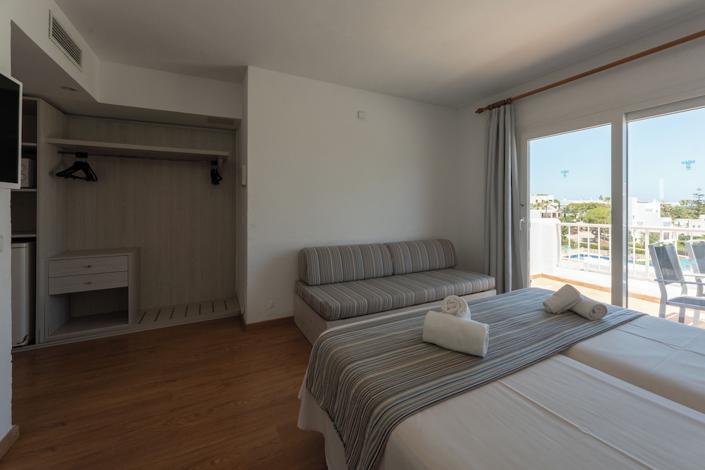 Hotel Club Es Talaial — Rooms in Cala d´Or, Balearic Islands