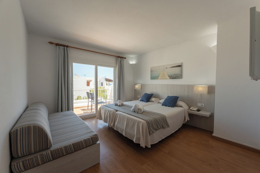 Hotel Club Es Talaial — Rooms in Cala d´Or, Balearic Islands